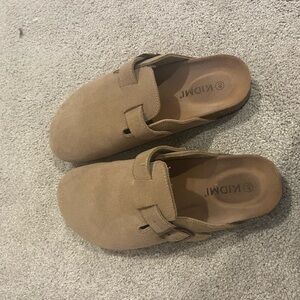 Tan women’s Birkenstock doupe